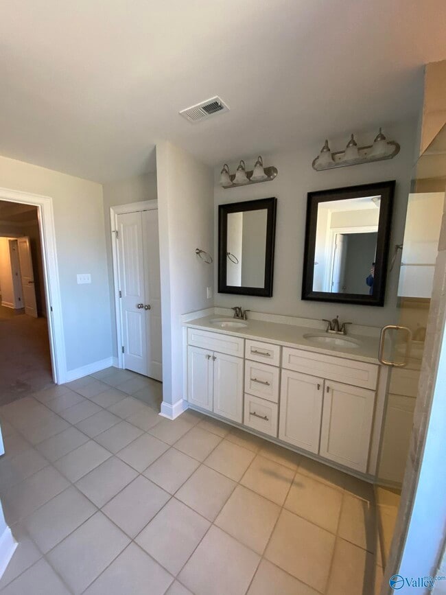Building Photo - 104 Kinglet Wy