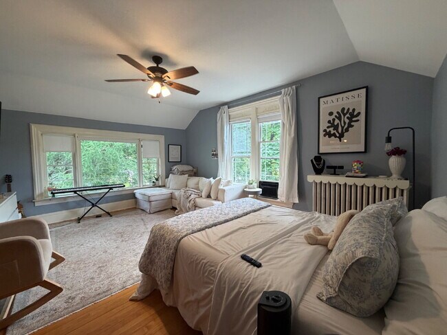 Building Photo - 3 bedroom 1 bath Apartment Available June 1st!! Massive bedrooms and a 5 minute walk to campus.