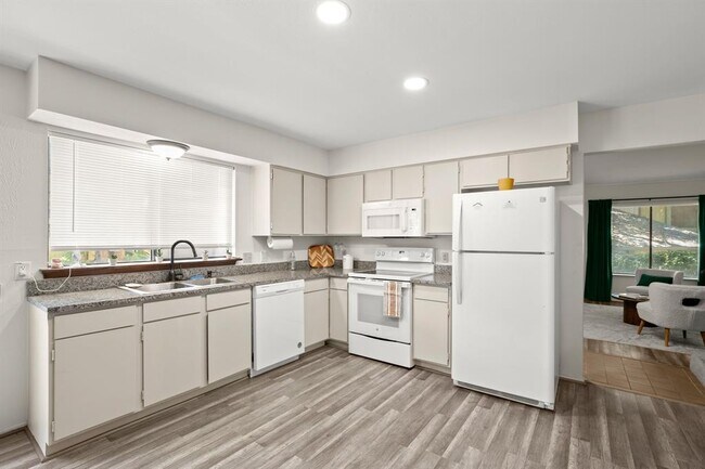Building Photo - 901 Silver Quail Ln