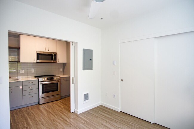 Building Photo - Modern 1-Bed w/Condo-Grade Finishes, Washe...