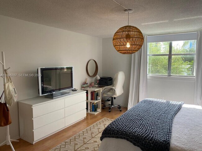 Building Photo - 210 Seaview Dr