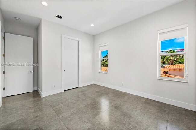 Building Photo - 552 Palm Dr