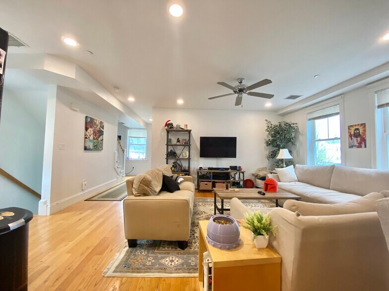 Building Photo - 14 Fern St