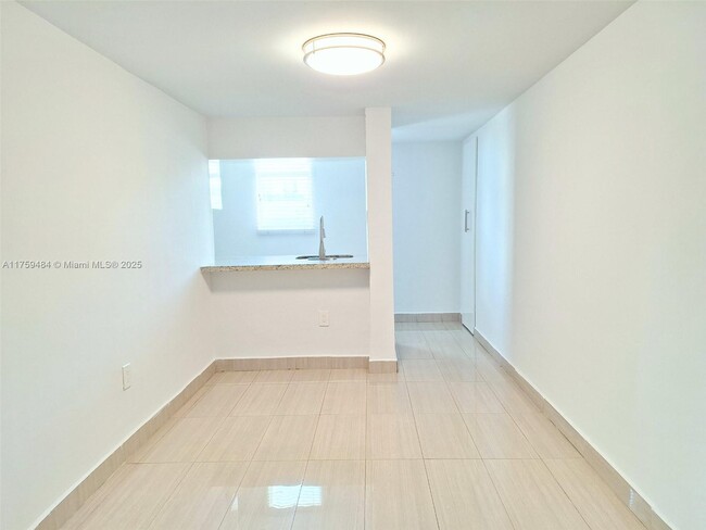 Building Photo - 2011 Bay Dr