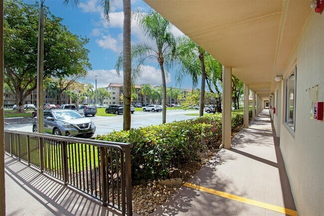 Building Photo - 900 SW 142nd Ave