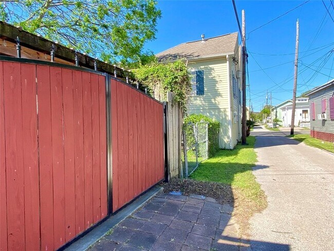 Building Photo - 1424 Avenue M