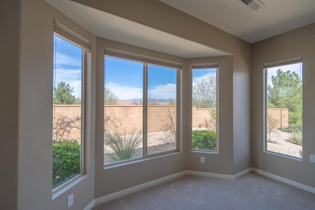 Building Photo - Bright & Beautiful 2 Bedroom Home in Sun R...