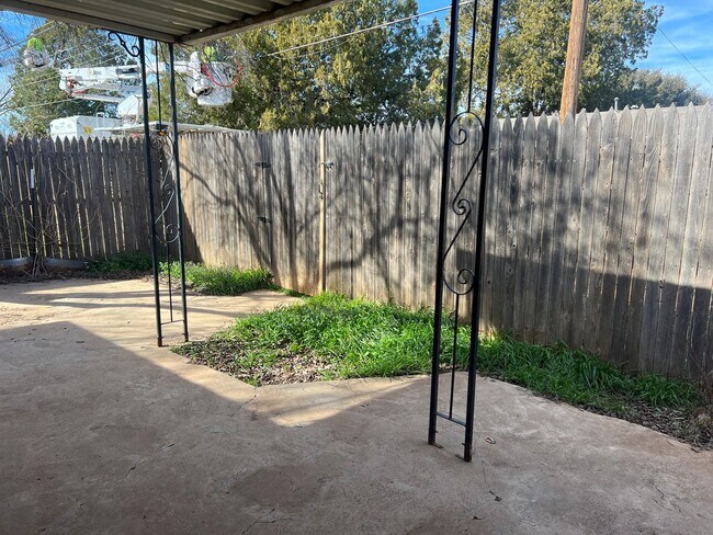 Building Photo - 3 bed 2 bath Move In Ready!