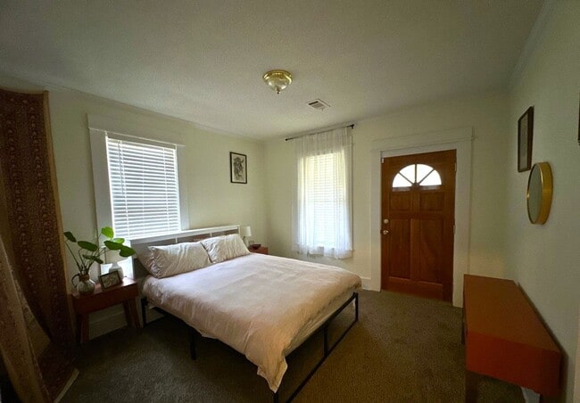 Building Photo - Beautiful 4 Bedroom Home Available