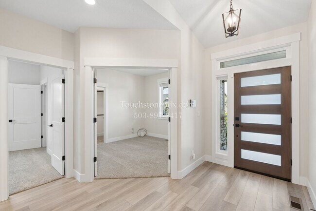 Building Photo - Stunning 3 BD, 2 BA Salem Home with Elegant Finishes!