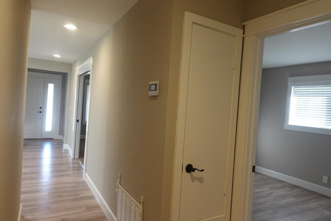 Building Photo - 3195 Edenbank Dr