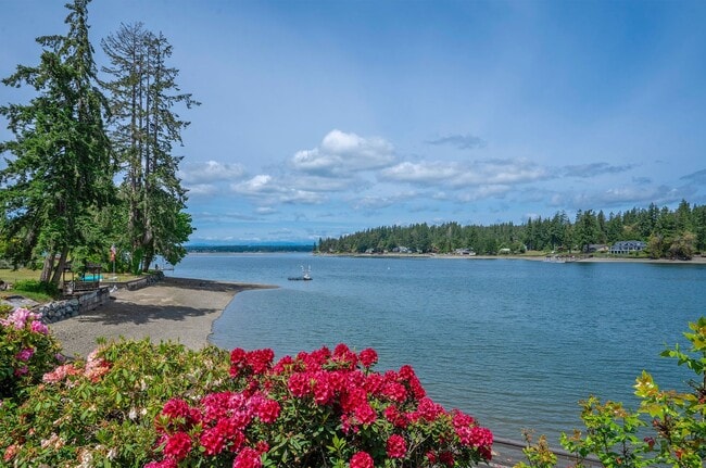 Building Photo - 3-Bed Waterfront Home in Vaughn