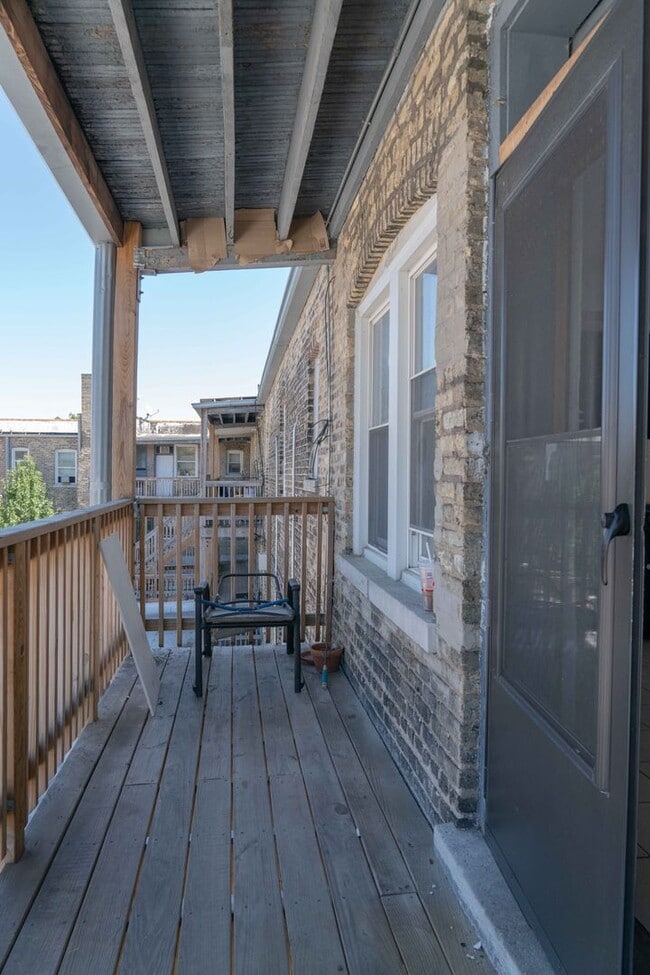 Building Photo - Albany Park - 1 Bed / 1 Bath - Dog Friendly!