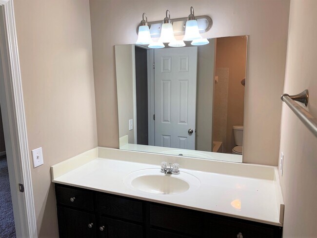 En Suite Bath 1 - 137 Colemont Dr