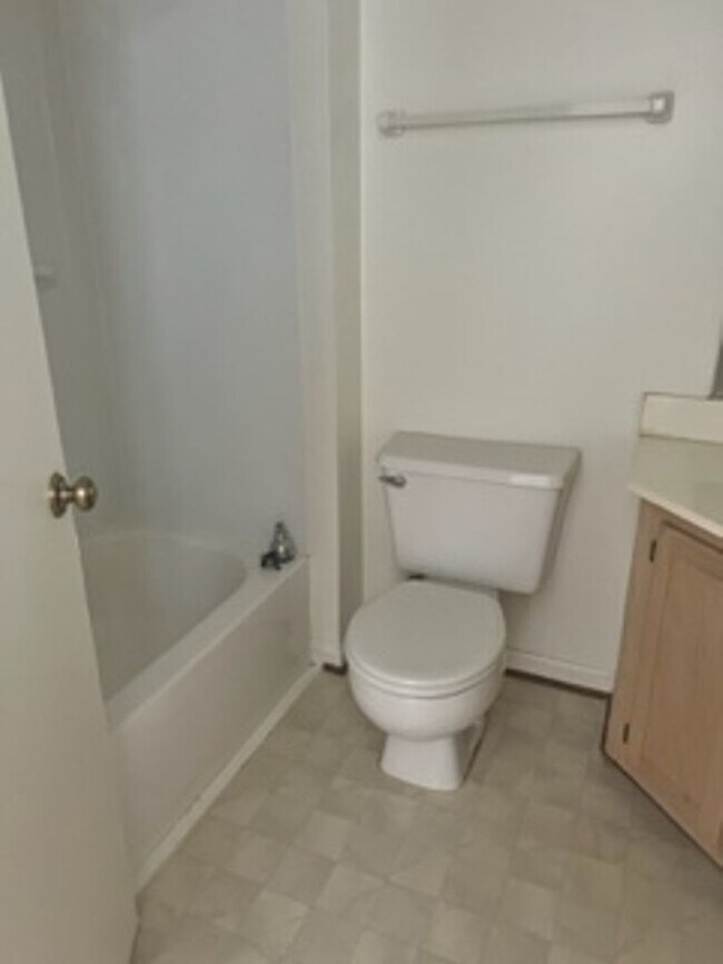 Building Photo - 2 Br 2 Bath