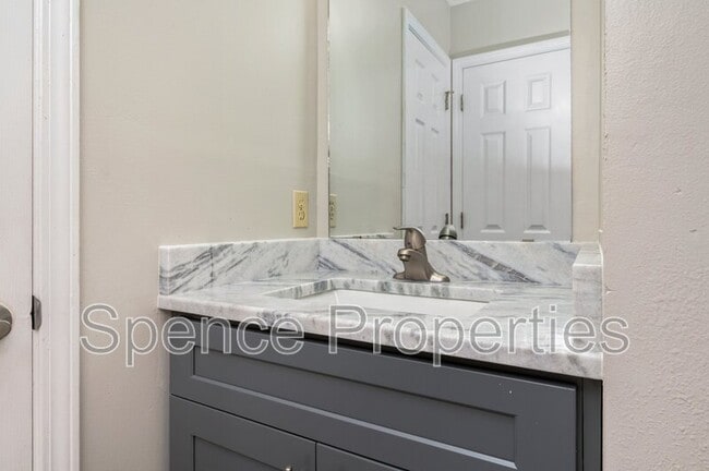 Building Photo - 440 Apple Dr