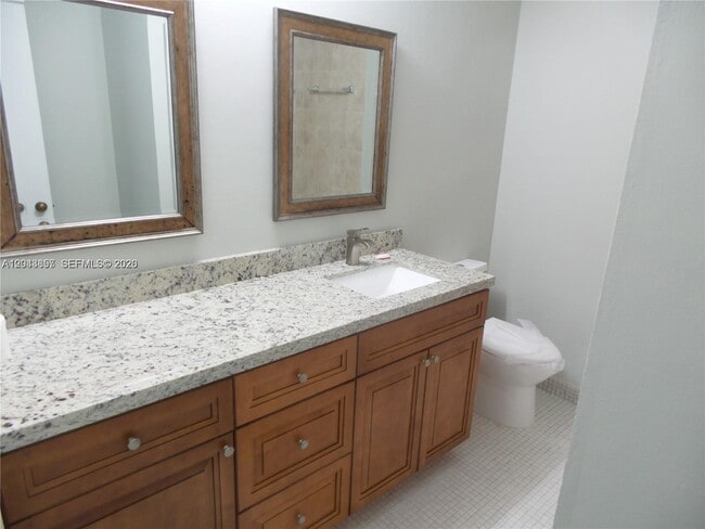 Building Photo - 10794 N Kendall Dr