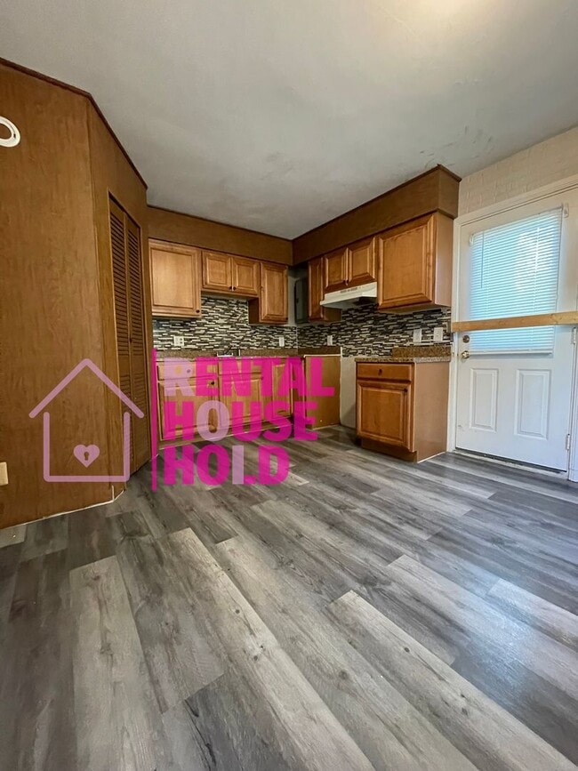 Building Photo - Stunning 3-Bedroom 1-Bath Bunglaow Located...