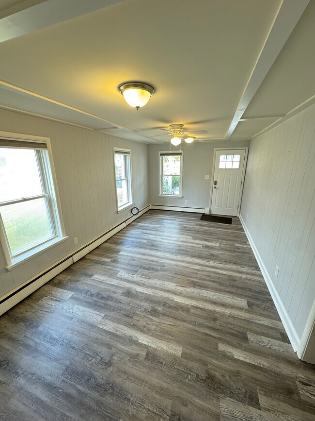 Building Photo - 27 Elm Ave