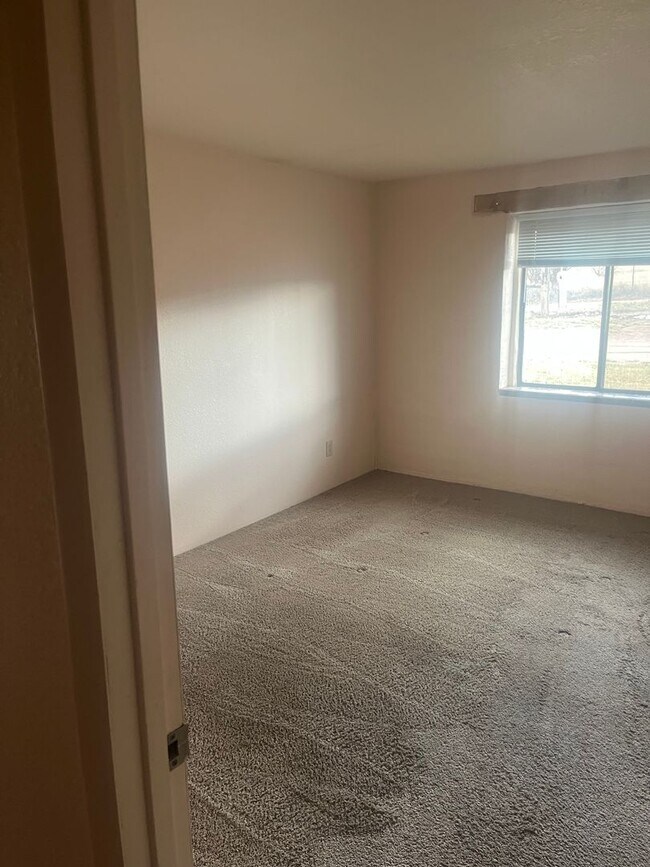 Building Photo - Beautiful ! Bed 1.5 Bath in J-6.