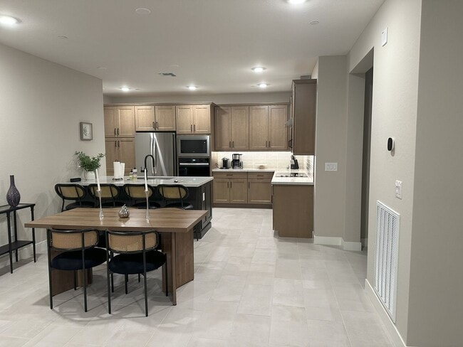 Building Photo - 2121 W Sonoran Desert Dr