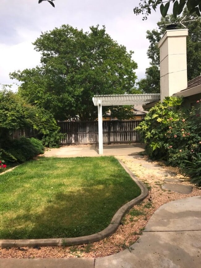 Building Photo - Nice house