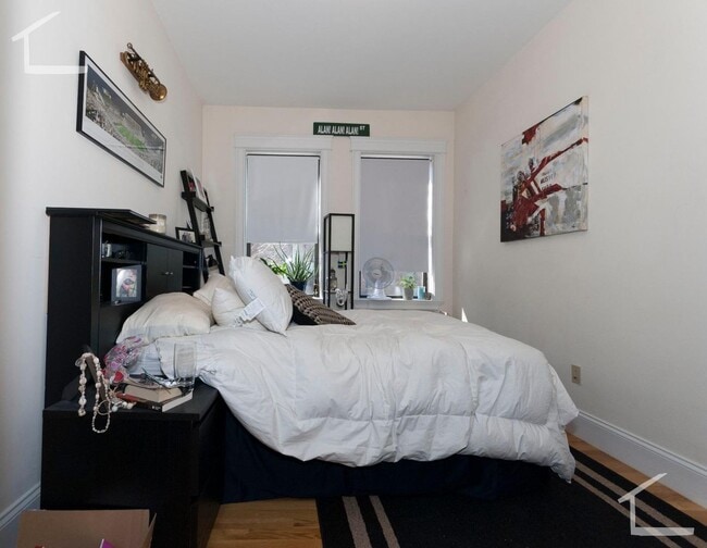 Building Photo - Charming 4 Bedroom