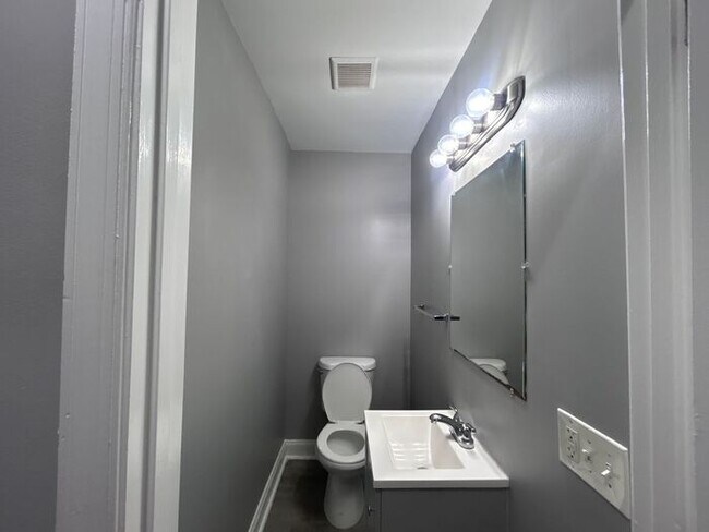 Building Photo - 4 Bedrooms Plus Den with 2.5 Bathrooms