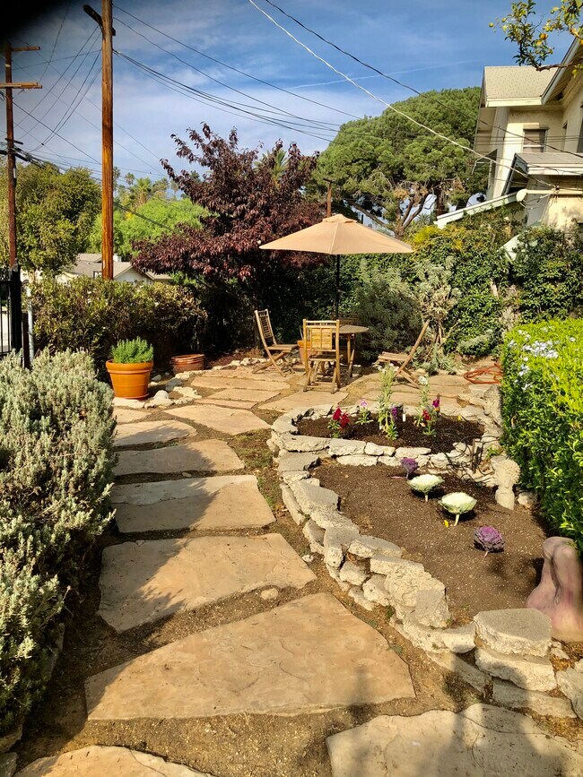 Building Photo - 654 Tularosa Dr