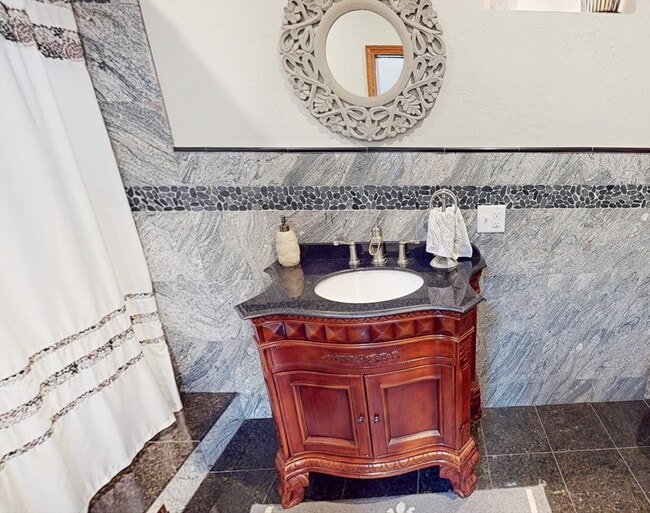 Building Photo - 654 Main St