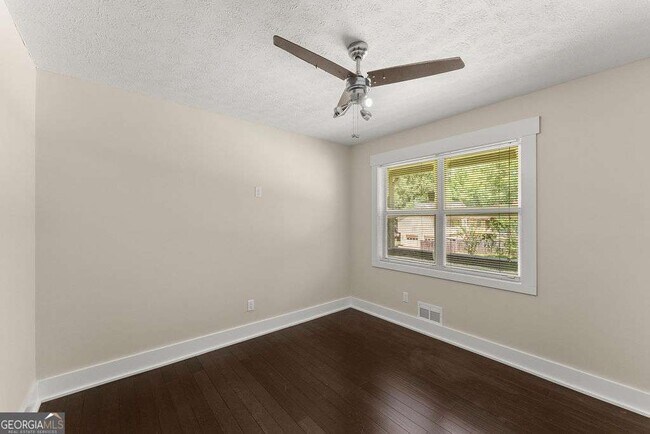 Building Photo - 4035 Thames Dr