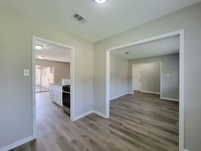 Building Photo - REMODELED 4 BEDROOM 2 BATH LEASE HOME IN H...