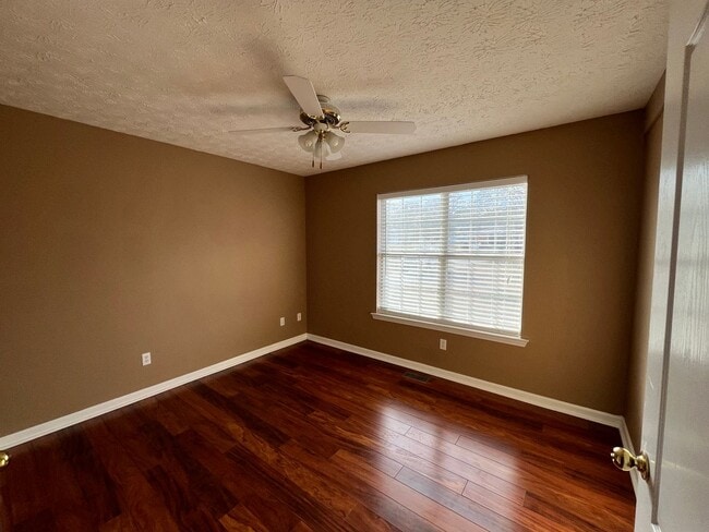 Building Photo - 3 Bedroom, 2 Bathroom - Home in Calhoun!