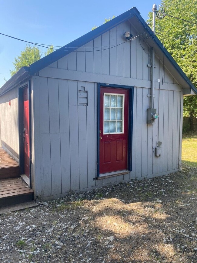 Building Photo - Recently updated - 4 Bedroom, 1 bath home ...