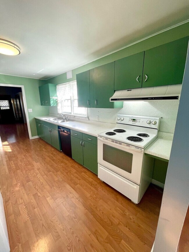 Building Photo - Very Unique 5 Bedroom Home on Large Lot