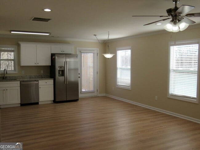Building Photo - 745 Old Kerns Rd