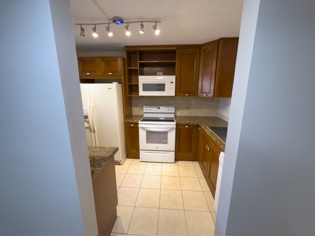 Kitchen gabinete up graded - 2825 SW 22nd Ave