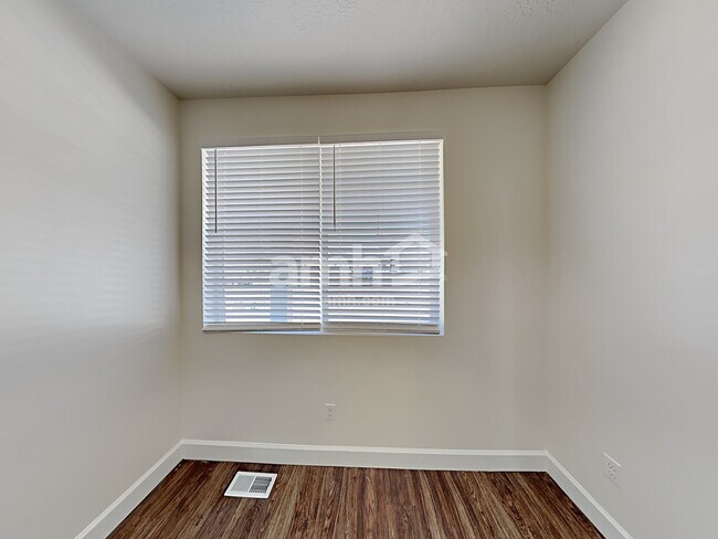 Building Photo - 1219 N Golden Spoke Dr