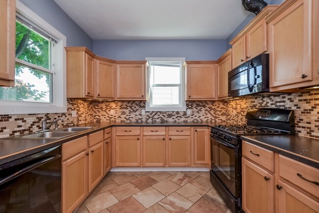 Building Photo - 422 Cadwell Ave NW