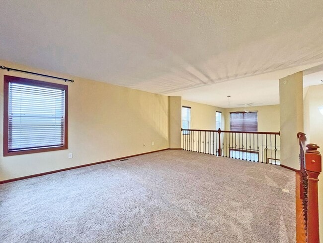 Building Photo - Spectacular SPACIOUS 3 Bedroom Plus Giant ...