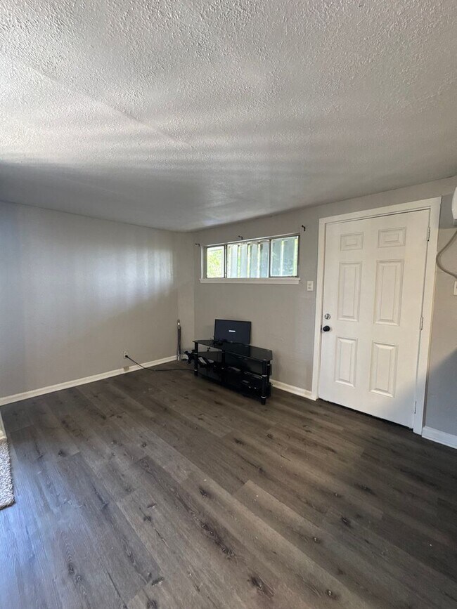 Building Photo - Charming Updated Duplex