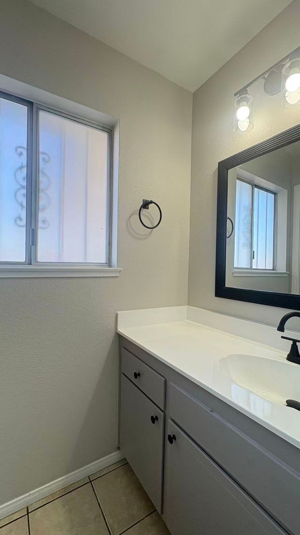 Building Photo - A Must See!!