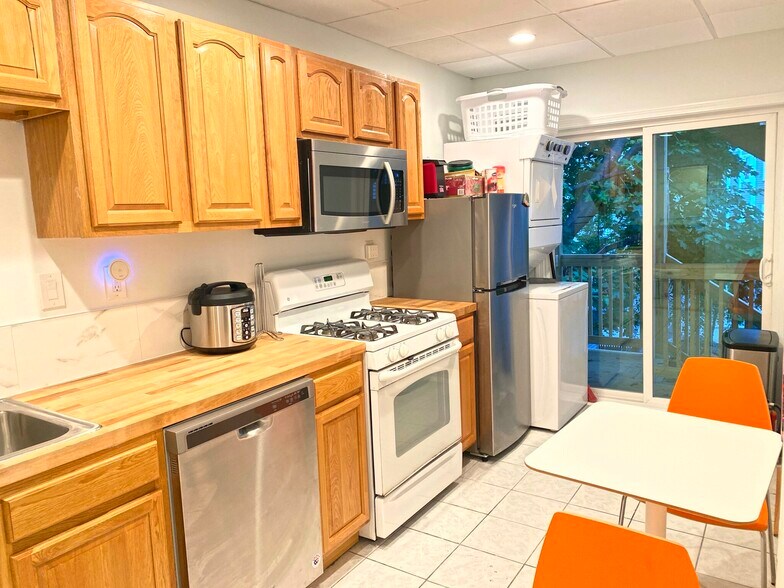 Primary Photo - 130 W 8th St