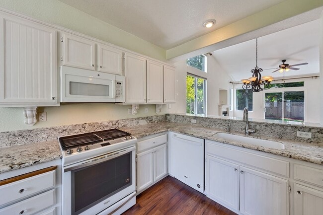 Building Photo - Charming 3-Bed Home in Prime Folsom Locati...