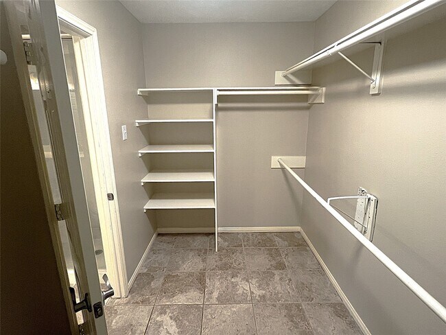 Building Photo - 4910 Linden Pl