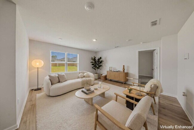 Building Photo - Huge 4 bedroom 2 bathroom home in Southwood