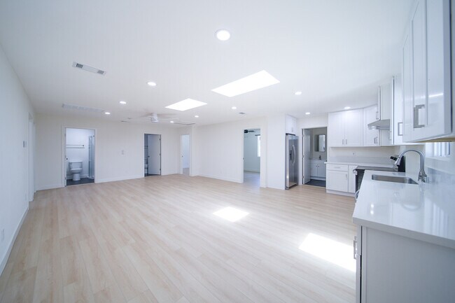 Primary Photo - 206 W Broadbent Dr