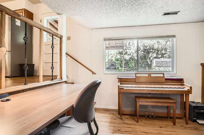 Building Photo - Piano & Pines 3 BDR Retreat