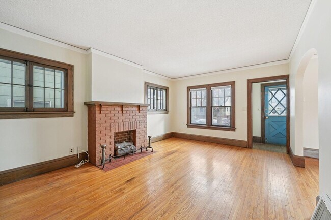 Building Photo - 661 Surrey Ave E