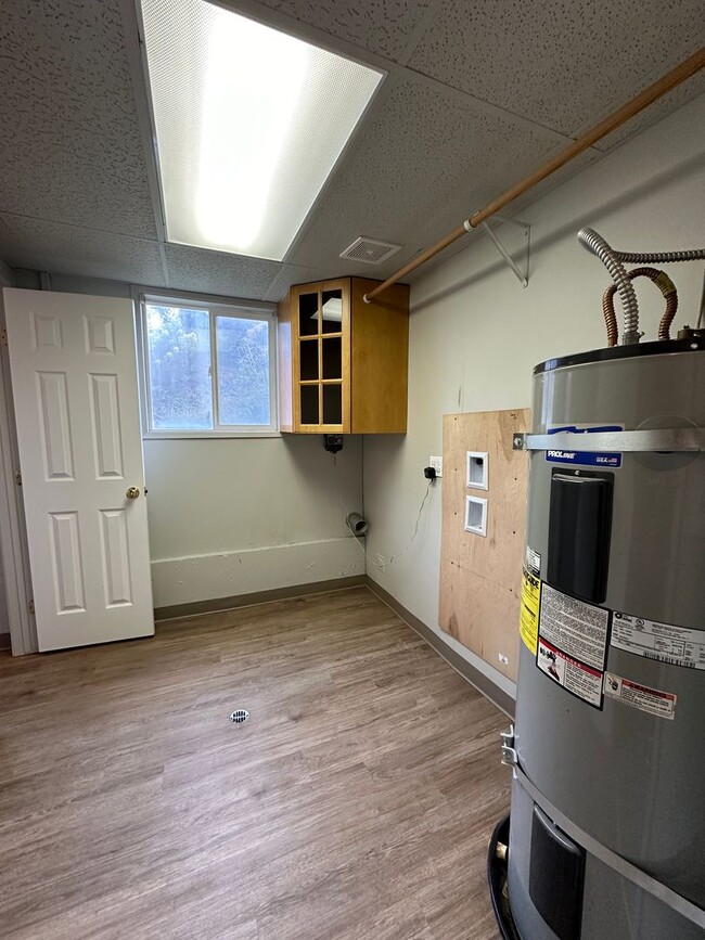 Building Photo - 336 Satus St